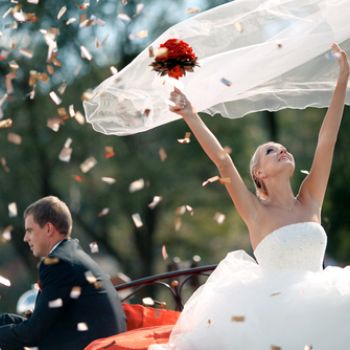 The History of the Bouquet Toss at a Wedding