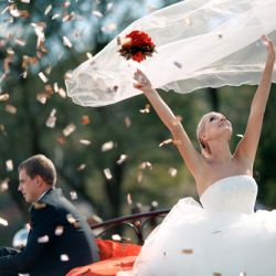 The History of the Bouquet Toss at a Wedding
